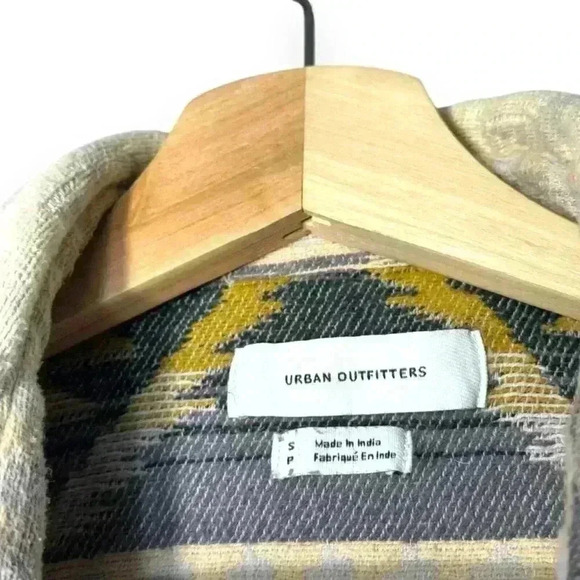 Urban Outfitters Jacquard Flannel Button Down  Shirts Woven Relaxed Size Small - Picture 9 of 9